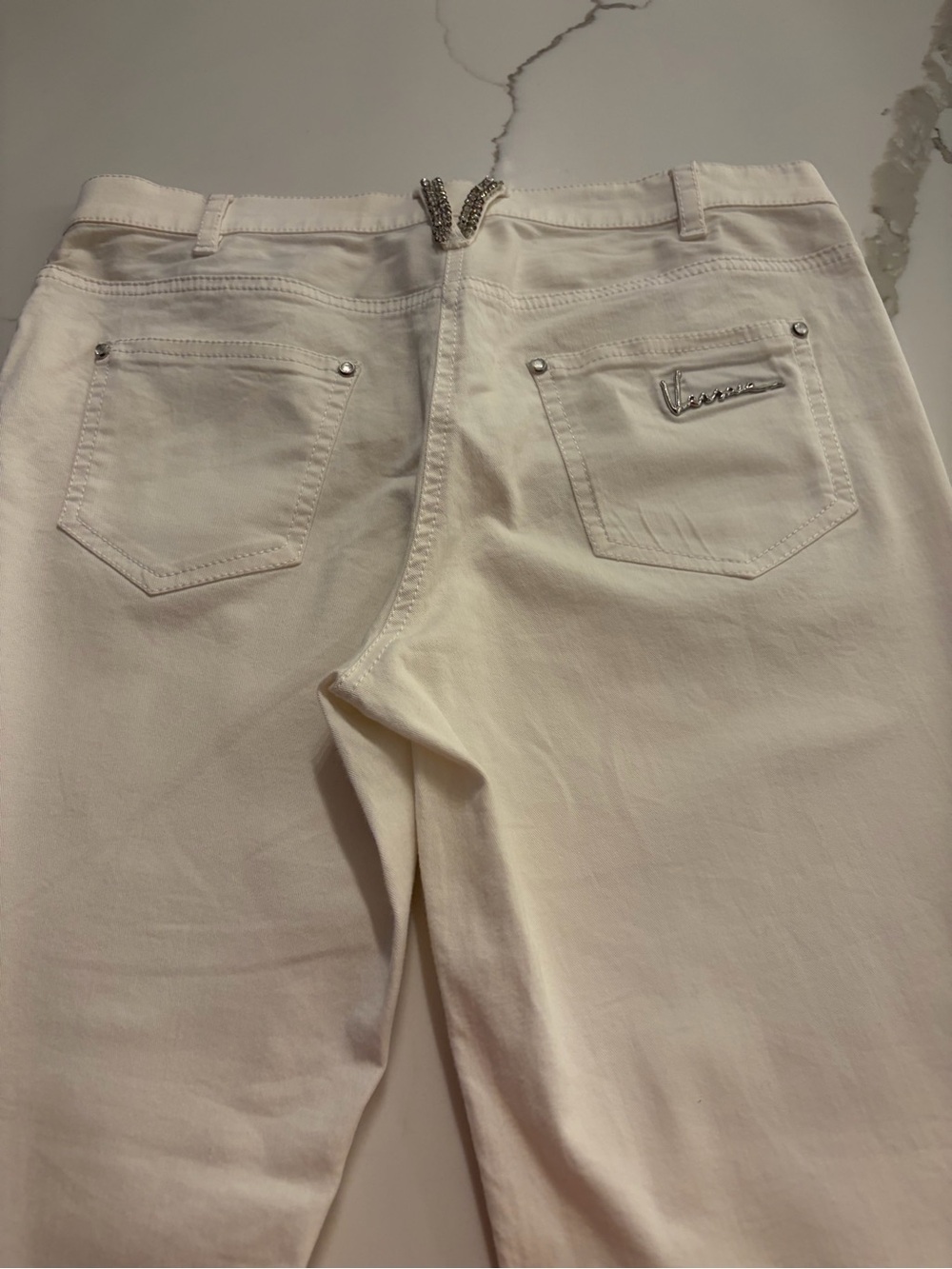 Vintage Versace woman’s White Slim Straight Jeans with Metal Logo size 2
